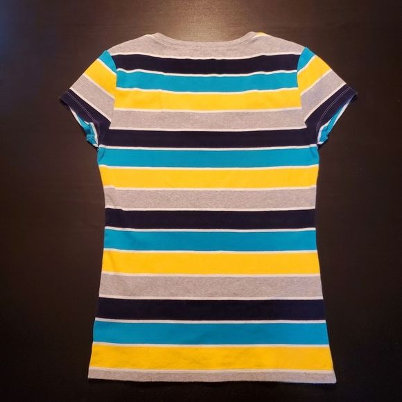 🌺 3/25 Tommy Hilfiger V-neck tee shirt, striped - Picture 3 of 12